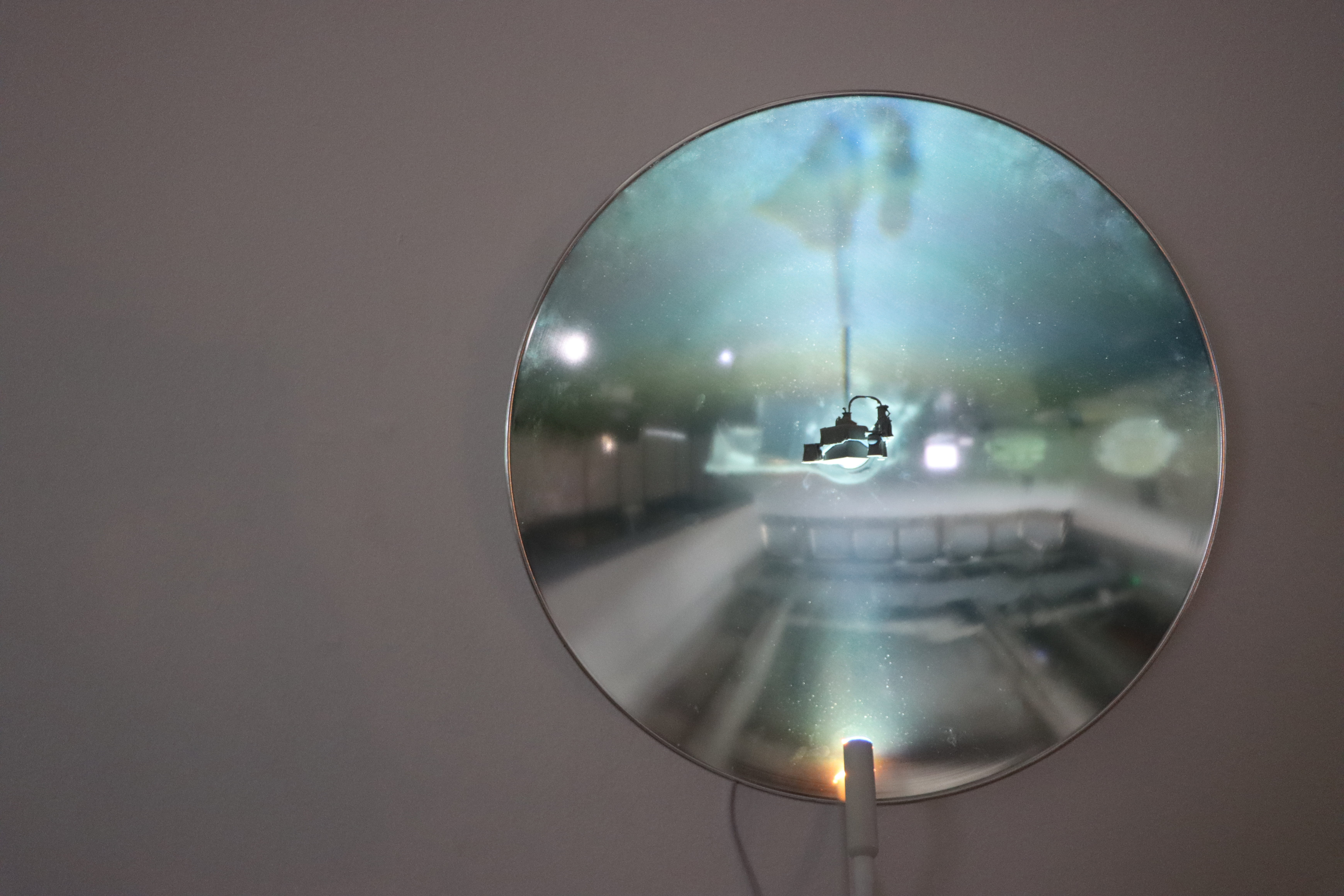 Convex mirror reflecting the gallery, lens projection detail